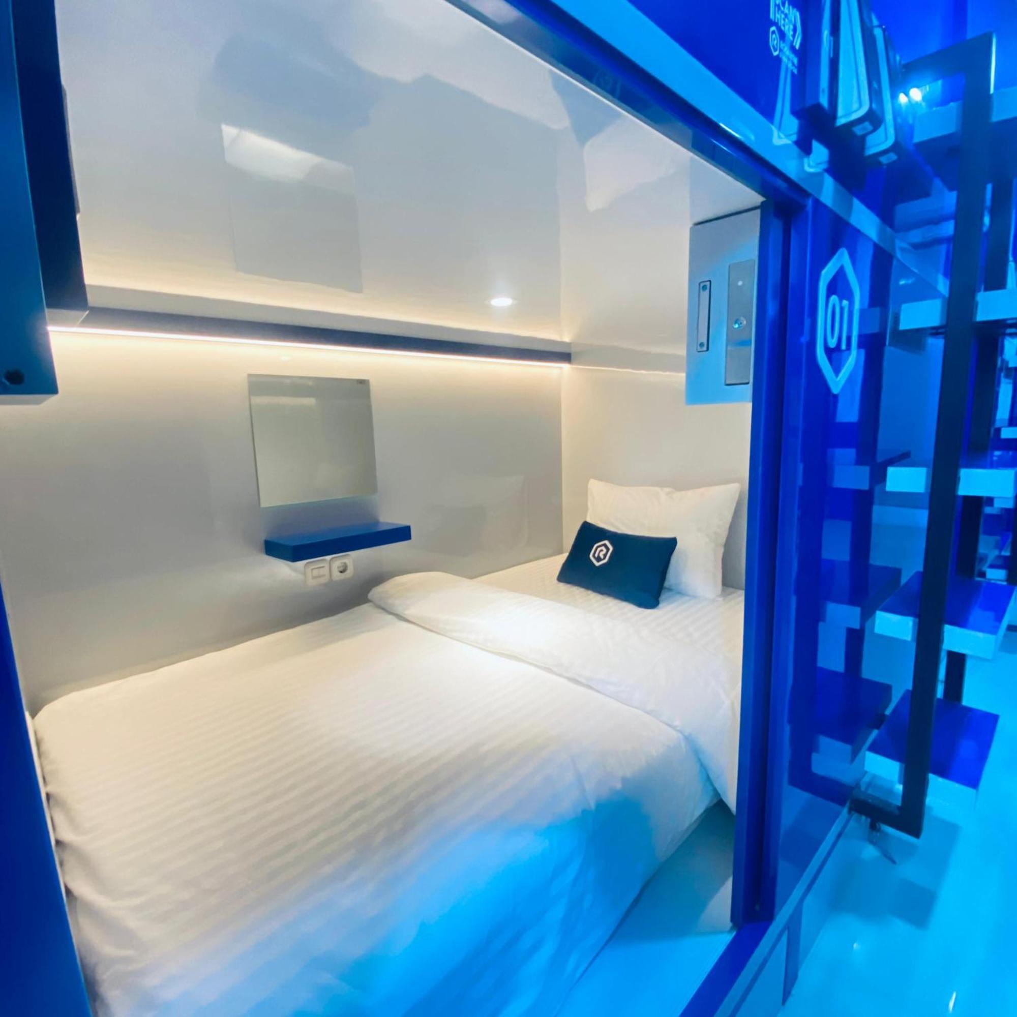 מלון יוגיאקרטה Rosalyne Sleepbox Malioboro 3 מראה חיצוני תמונה