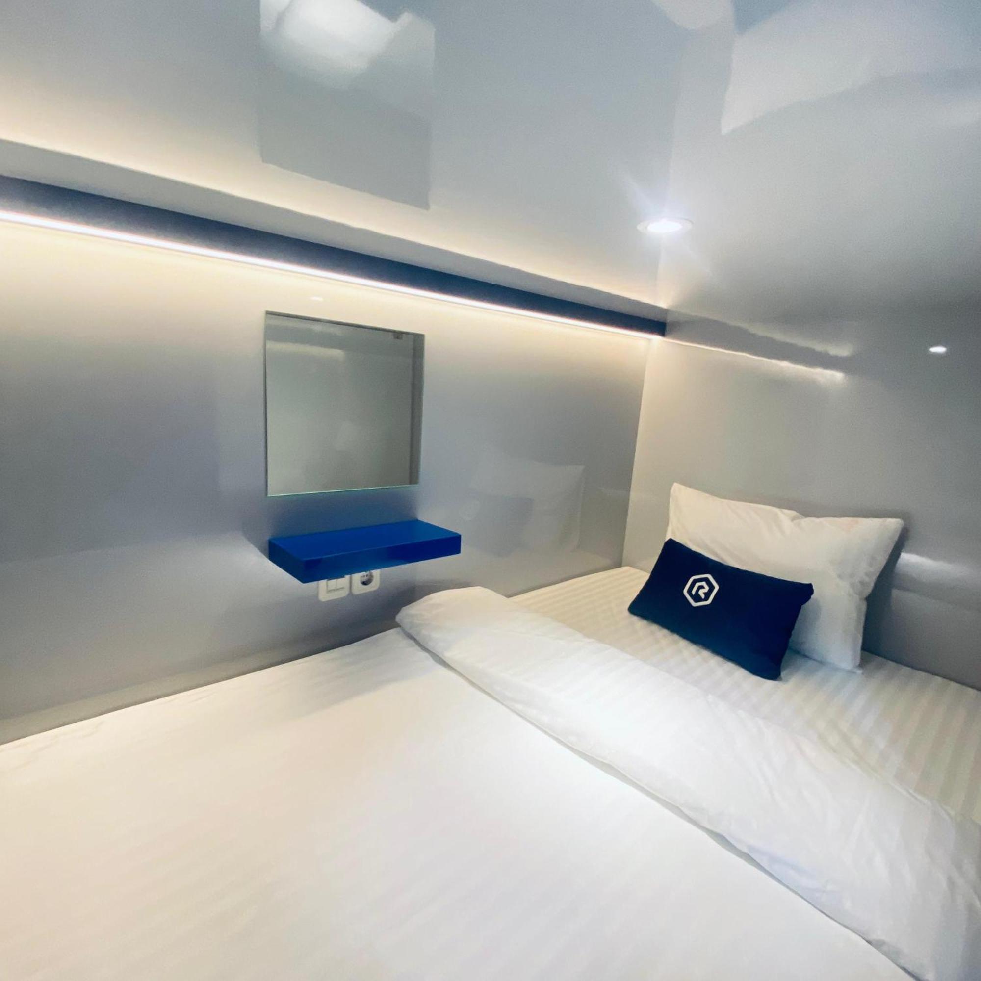 מלון יוגיאקרטה Rosalyne Sleepbox Malioboro 3 מראה חיצוני תמונה