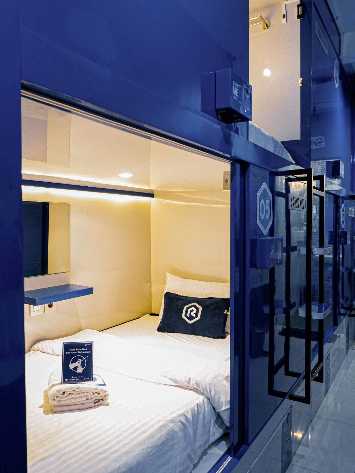 מלון יוגיאקרטה Rosalyne Sleepbox Malioboro 3 מראה חיצוני תמונה